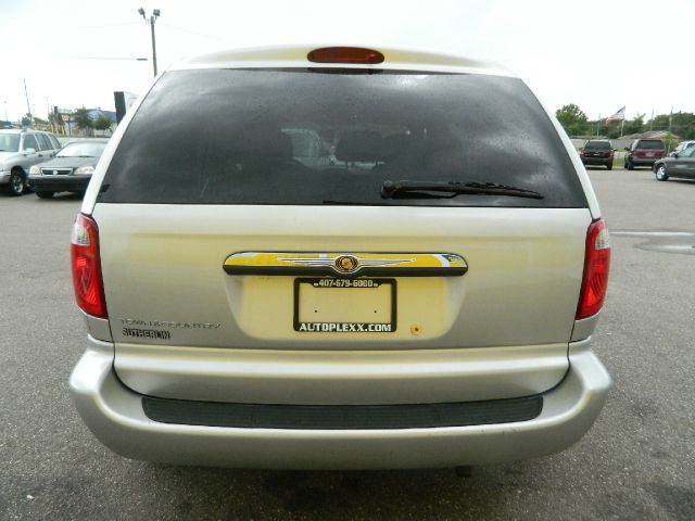 2006 Chrysler Town and Country Unknown