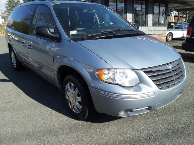 2006 Chrysler Town and Country SLT 25