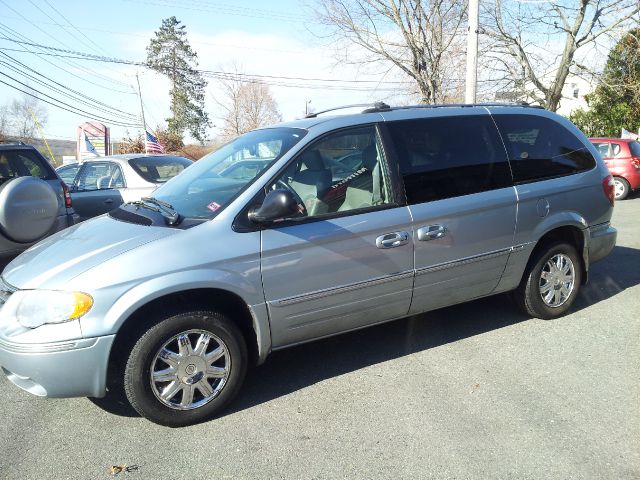 2006 Chrysler Town and Country SLT 25