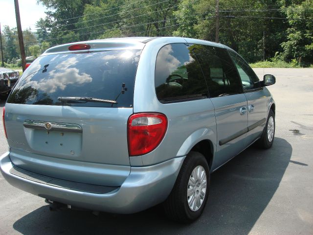 2006 Chrysler Town and Country Base