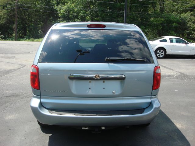 2006 Chrysler Town and Country Base