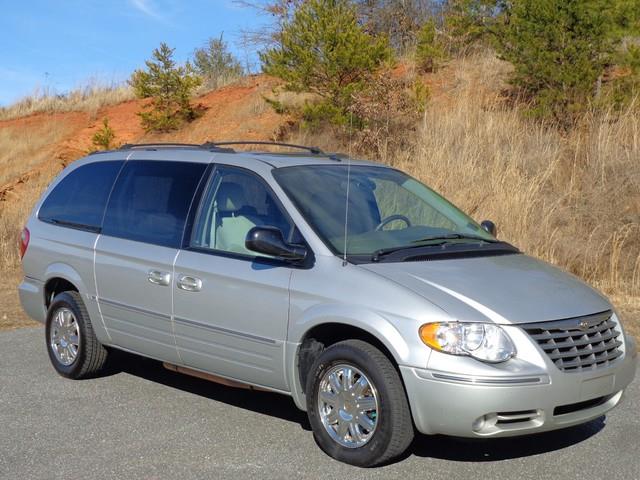 2007 Chrysler Town and Country SLT 25