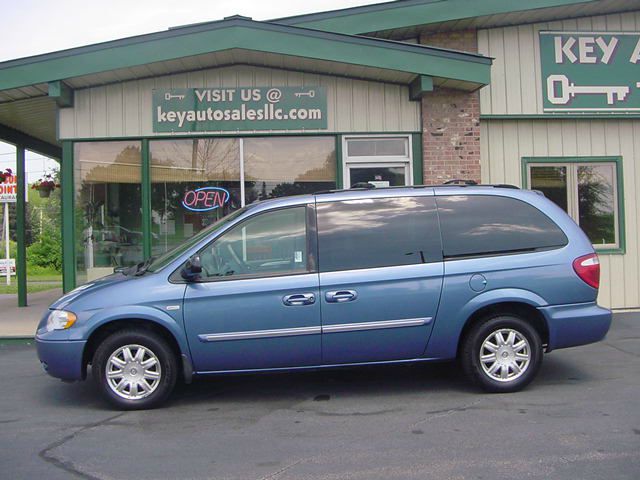 2007 Chrysler Town and Country SLT 1/2 Ton 4x4