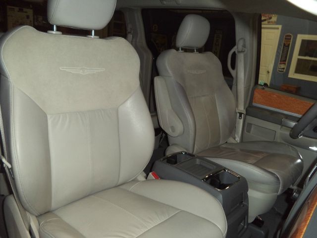 2008 Chrysler Town and Country SLT 25