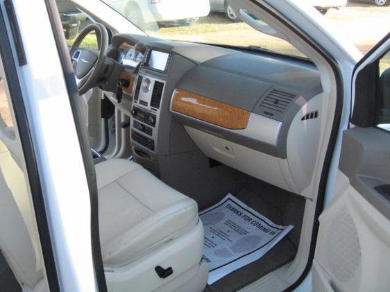 2008 Chrysler Town and Country SLT 25