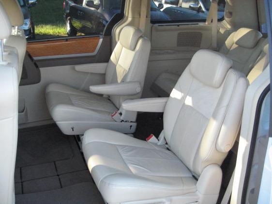 2008 Chrysler Town and Country SLT 25