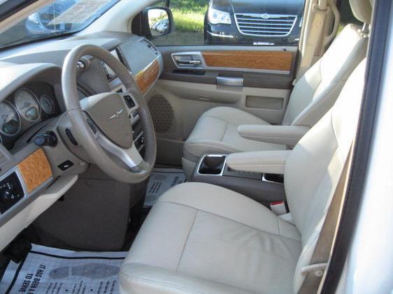 2008 Chrysler Town and Country SLT 25