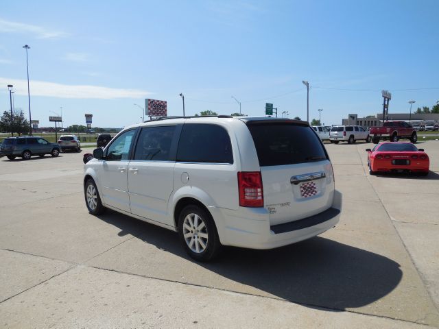 2008 Chrysler Town and Country Unknown