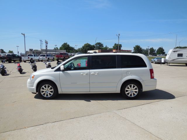 2008 Chrysler Town and Country Unknown