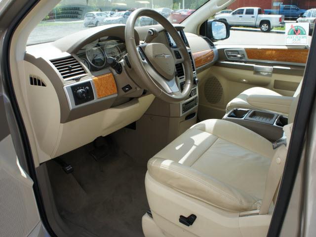 2008 Chrysler Town and Country SLT 25