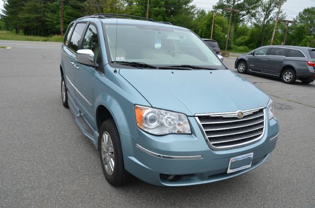 2010 Chrysler Town and Country SLT 25