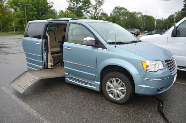 2010 Chrysler Town and Country SLT 25