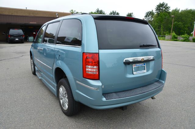 2010 Chrysler Town and Country SLT 25