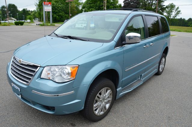 2010 Chrysler Town and Country SLT 25