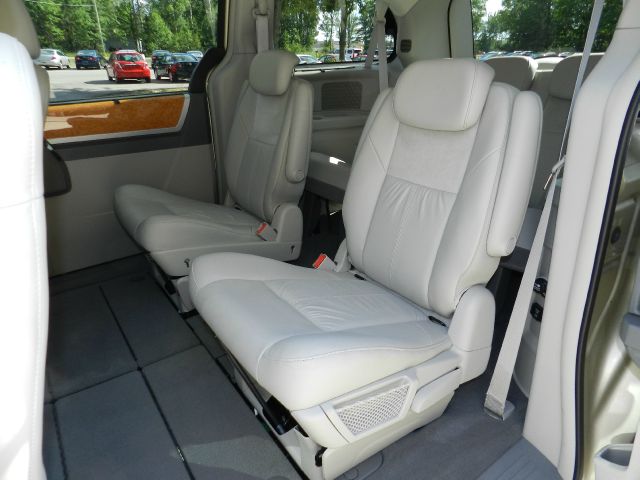 2010 Chrysler Town and Country SLT 25