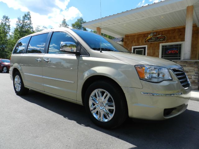 2010 Chrysler Town and Country SLT 25