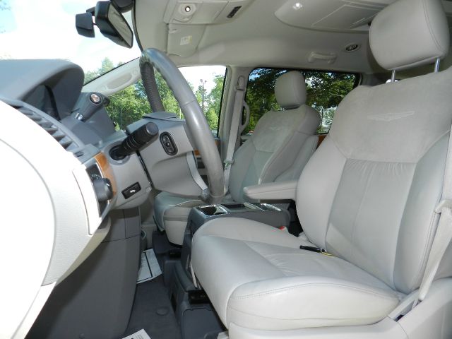 2010 Chrysler Town and Country SLT 25