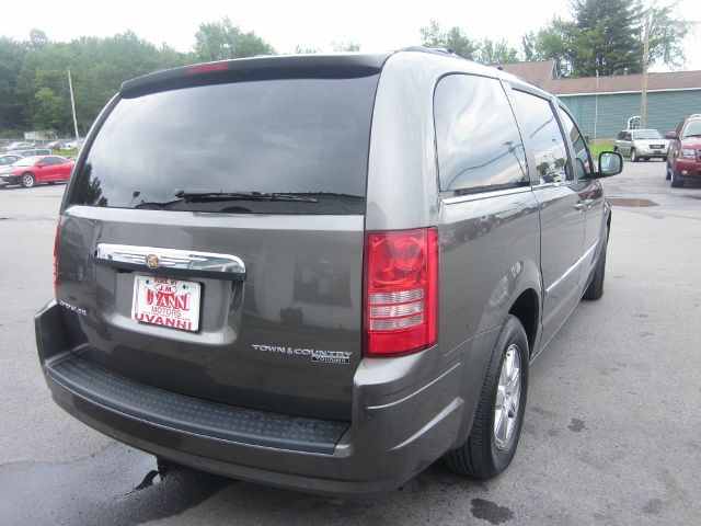 2010 Chrysler Town and Country EX GAS Saverlooks Greathybrid Hatchback