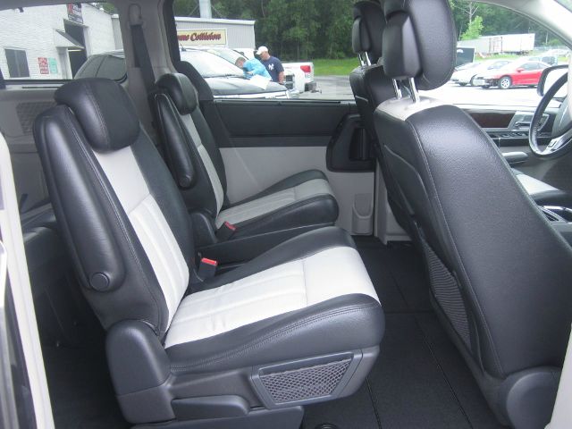 2010 Chrysler Town and Country EX GAS Saverlooks Greathybrid Hatchback