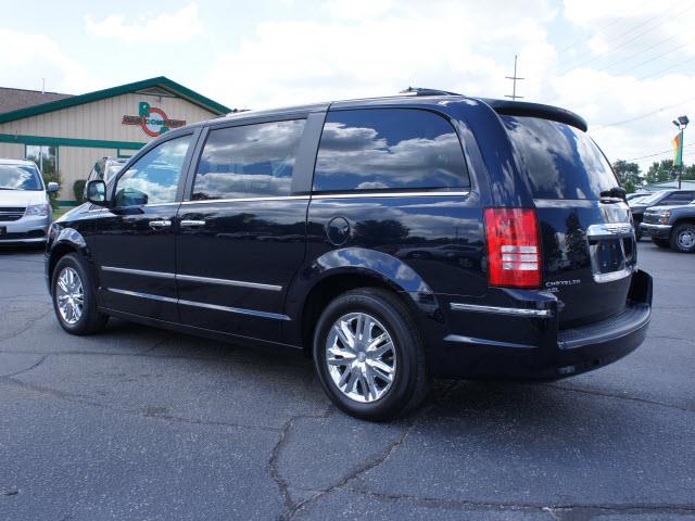 2010 Chrysler Town and Country SLT 25