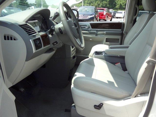 2010 Chrysler Town and Country AUTO LX