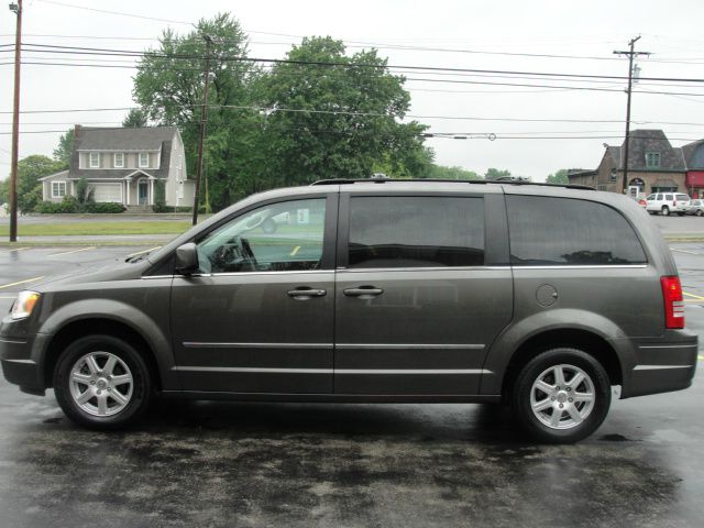 2010 Chrysler Town and Country EX GAS Saverlooks Greathybrid Hatchback