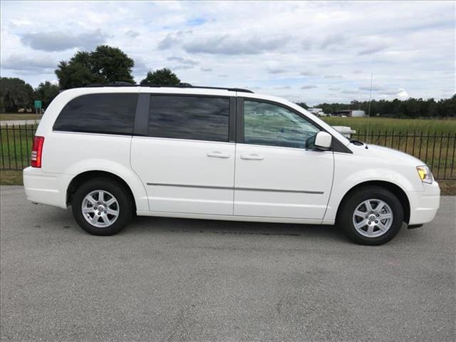 2010 Chrysler Town and Country AUTO LX