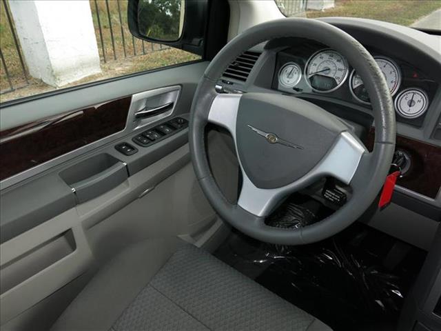 2010 Chrysler Town and Country AUTO LX