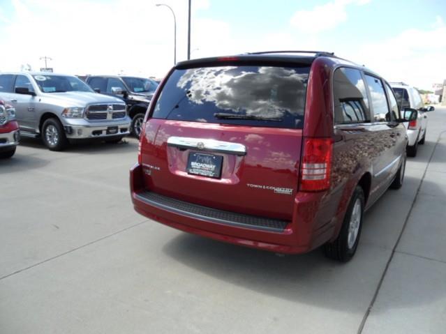 2010 Chrysler Town and Country EX GAS Saverlooks Greathybrid Hatchback