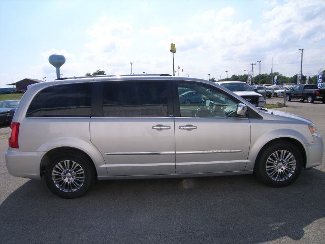 2011 Chrysler Town and Country SLT 25