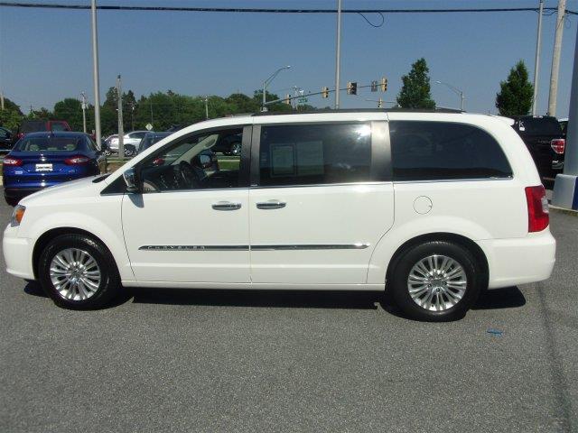 2011 Chrysler Town and Country Limited NAV 4X4