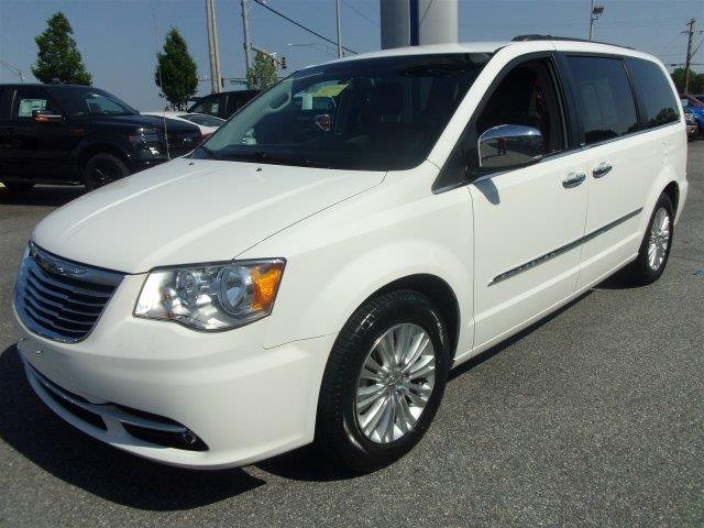 2011 Chrysler Town and Country Limited NAV 4X4