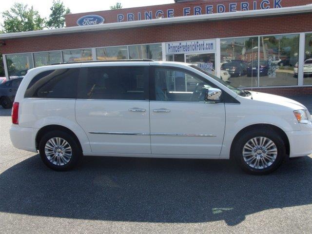 2011 Chrysler Town and Country Limited NAV 4X4