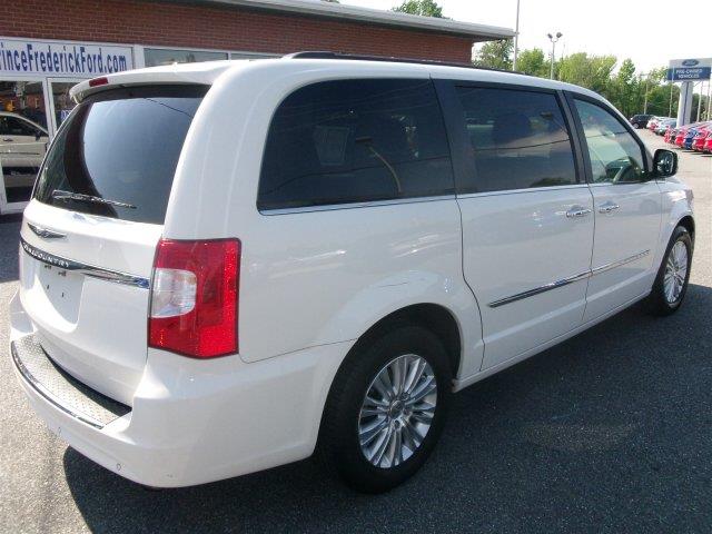 2011 Chrysler Town and Country Limited NAV 4X4