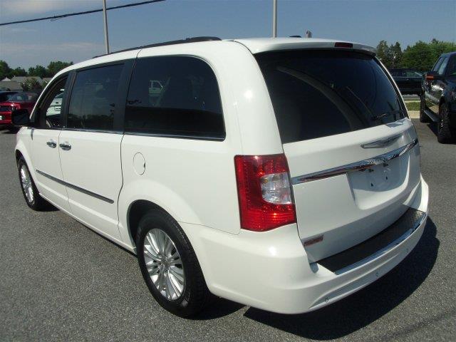 2011 Chrysler Town and Country Limited NAV 4X4