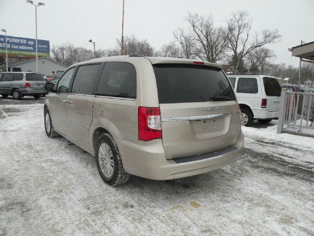 2012 Chrysler Town and Country SLT 25