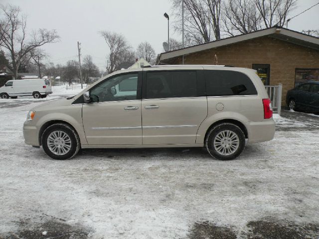 2012 Chrysler Town and Country SLT 25