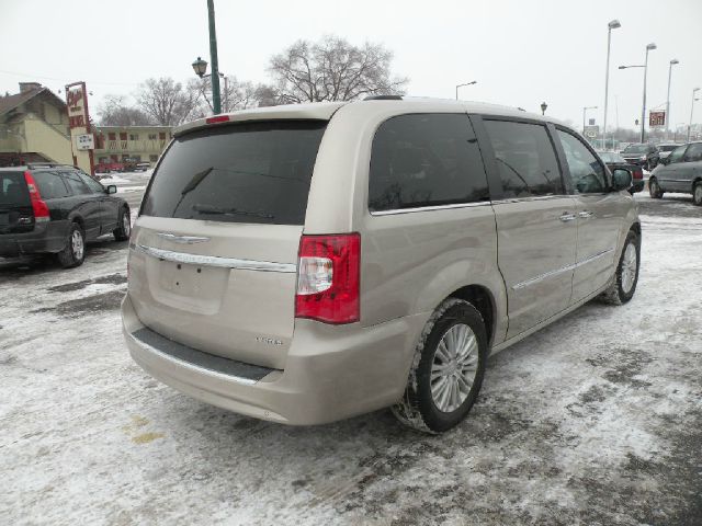 2012 Chrysler Town and Country SLT 25