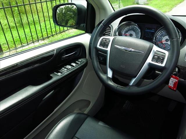 2012 Chrysler Town and Country AUTO LX