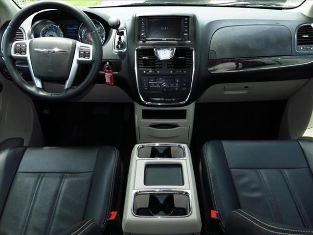 2012 Chrysler Town and Country AUTO LX