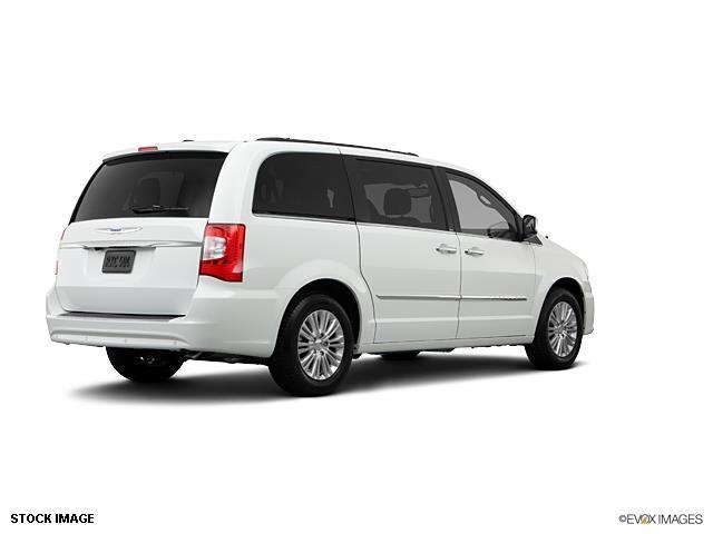 2013 Chrysler Town and Country Unknown