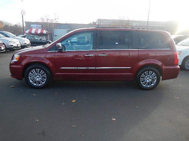 2013 Chrysler Town and Country Unknown