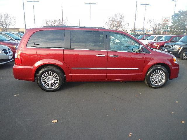 2013 Chrysler Town and Country Unknown