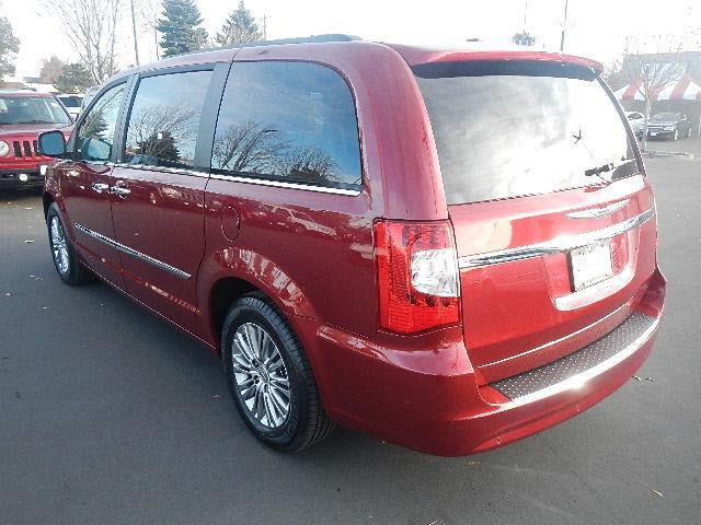 2013 Chrysler Town and Country Unknown