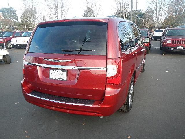 2013 Chrysler Town and Country Unknown