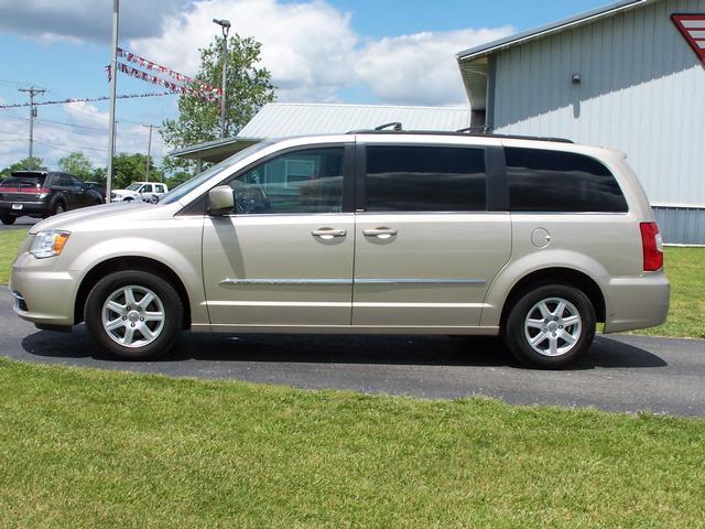 2013 Chrysler Town and Country AUTO LX