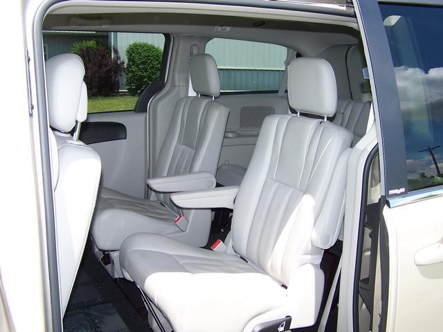 2013 Chrysler Town and Country AUTO LX