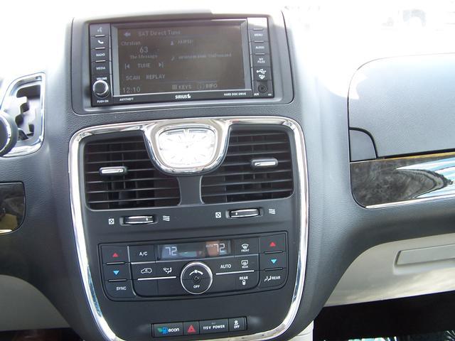 2013 Chrysler Town and Country AUTO LX