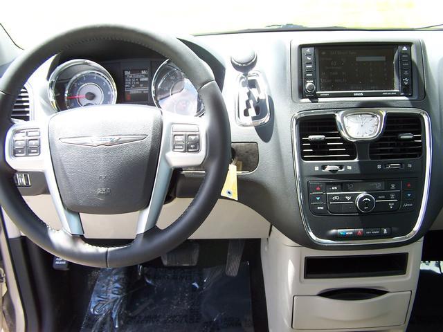 2013 Chrysler Town and Country AUTO LX