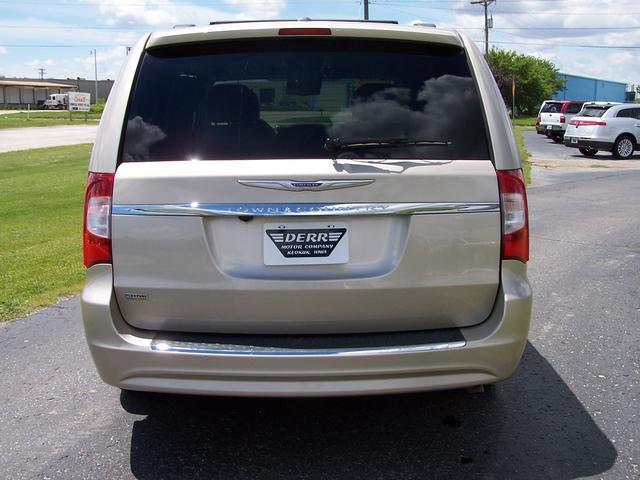 2013 Chrysler Town and Country AUTO LX